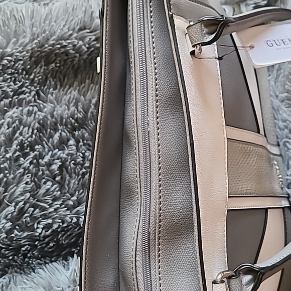 NEW Guess tote bag - Picture 3 of 11